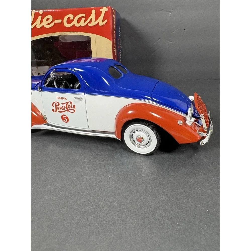 Auto World 1937 Lincoln Zephyr Pepsi Cola 1:18 Diecast Car w/ Box Opening Parts